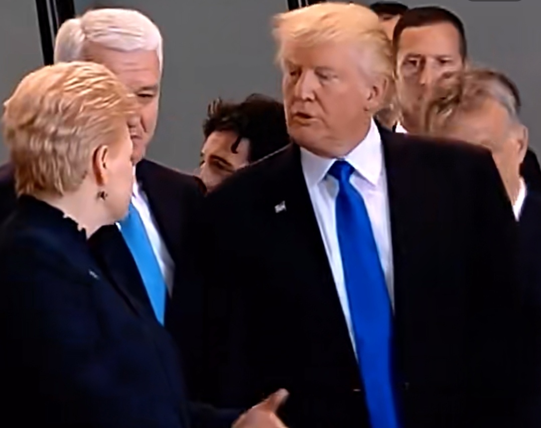 美国打算深度搅进伊以冲突的迹象越来越明显啦！
自从美以的双簧唱结束后，被忽悠瘸了的伊朗终于一改往日的懦弱，对以色列发起了至少10轮的导弹报复袭击，伊朗的导弹如今都快把以色列防空系统给打崩溃了。
眼看盟