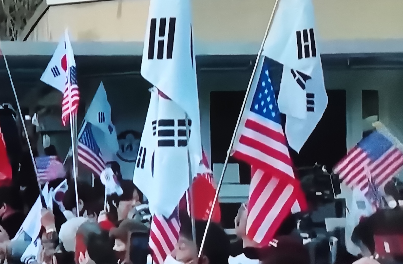 果然，和美国做朋友是致命的！
2022年5月，尹锡悦入主青瓦台后，一脑袋扎进老拜登怀抱，又和岸田文雄你侬我侬，不但配合美日对咱半导体产业进行围堵，还对台海南海指手画脚，又大力援助菲律宾对抗咱。
然而等