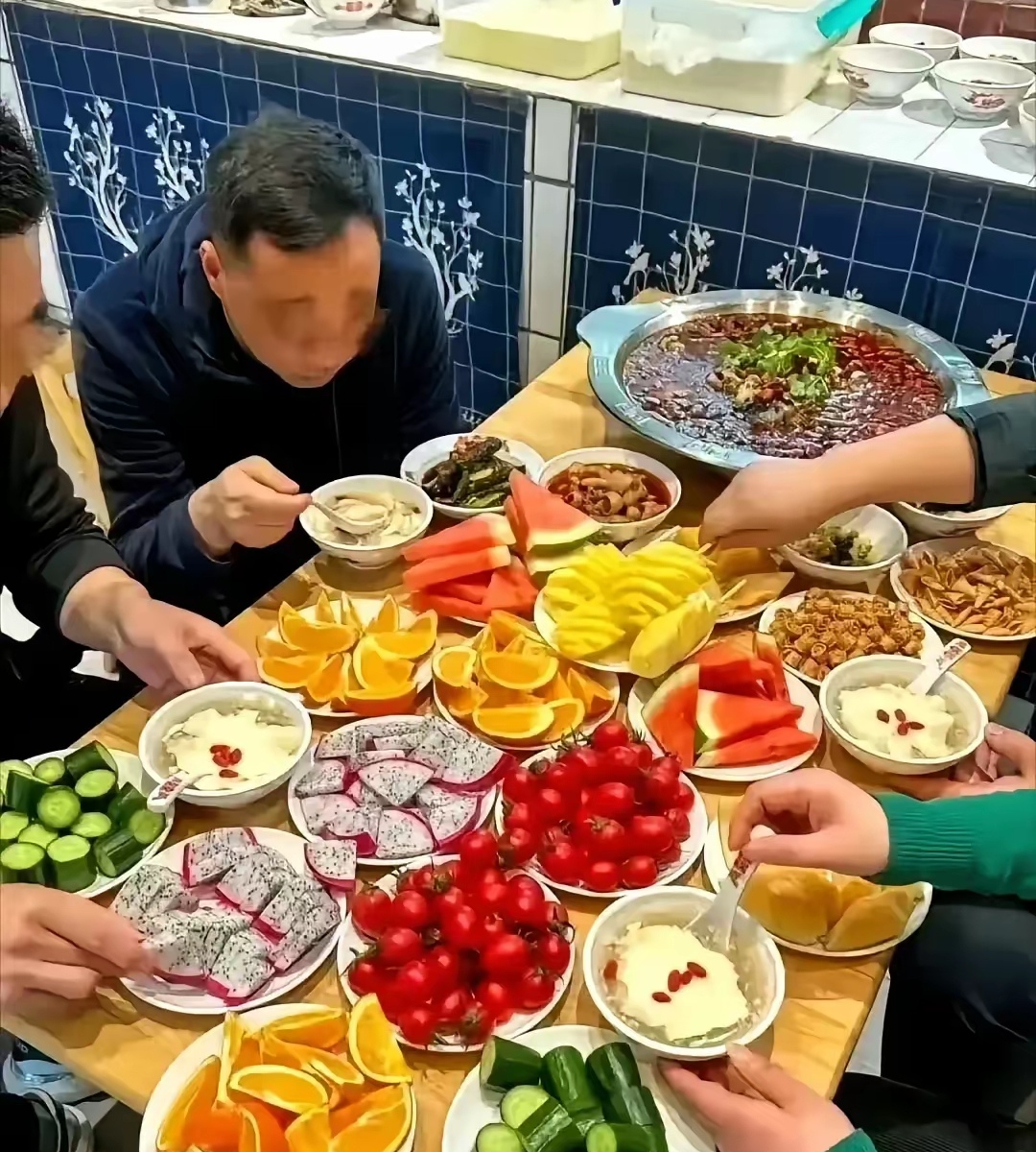韩国人周末又要组团来中国啦，这次是为了吃西瓜，顺便游玩！
这个夏天确实热得够狠，炎热的天气使得韩国连西瓜都涨到了156元一个，而西瓜在中国只需花20元就能抱一个回家。
如果是在中国饭馆里吃饭，食客通常