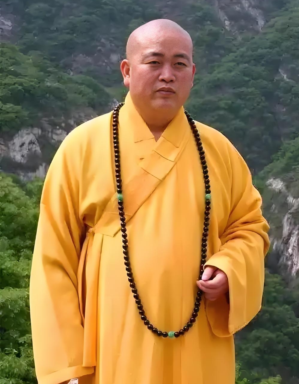 这下少林寺方丈释永信真成了“天龙八部”里的带头大哥啦，这位大和尚不但与多名女性有染，而且还有私生子！
在“天龙八部”里，身为少林寺主持的玄慈大师，贪图叶二娘的美貌，竟然打破戒律和叶二娘生下了小和尚“虚