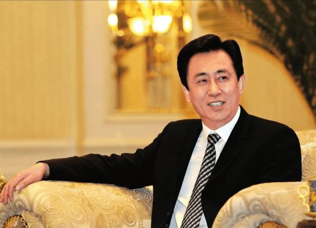 许家印这人有个特点，特别喜欢”大“，公司名字叫”恒大“，搞房地产也要做最大的地产公司。
许老板玩足球时，目标是最大最强；许老板搞歌舞团时，要的是最大最漂亮，就连当富豪，许家印都要做最大的首富。
恒大以