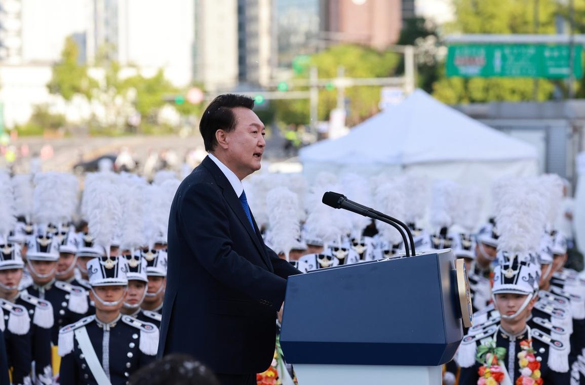 韩国前总统尹锡悦如今真是应了“鸡飞蛋打”这四个字！
为了打击对手，保护老婆金建希，尹锡悦于去年12月3日签发了“戒严令”。
然而令尹锡悦没预料到的是，因为这个戒严，尹锡悦不但丢了总统宝座，还进了监狱。