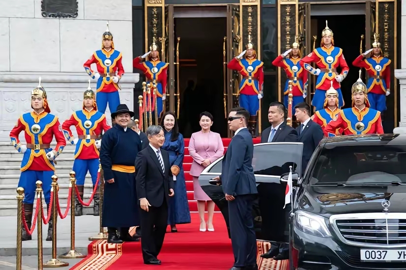 都知道韩国人喜欢抢注抄袭中国文化，其实日本也偷，只是到了近代，日本才基本不怎么偷啦！
而日本人抄的中国最大文化符号，非“天皇”这两个字莫属。
秦始皇当初使用“皇帝”这两个字时，主要是借鉴了上古时期“三