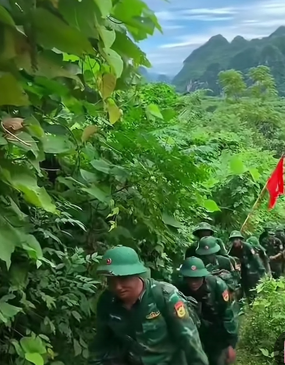 难怪美军当初被他们搞得一点脾气都没有，投入万亿、死亡超过5.8万人，却最终不得不走人。
因为这些家伙只要后勤有保障，就是一群打不死的小强，他们可以放几枪就跑，滋溜一下就能消失在丛林之中，过一阵子又会从