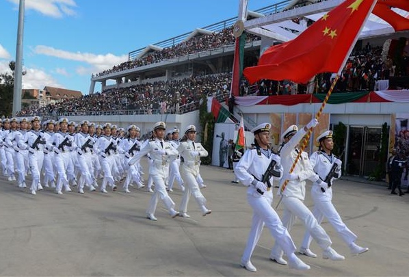 如果不请中国军人压阵，现在全世界的阅兵活动，都不好意思说自己在阅兵。
看看6月14日特朗普安排的那场阅兵，简直就像是临时找了一群“赵四”在瞎溜达。
而6月26日，马达加斯加为庆祝他们独立65周年安排的