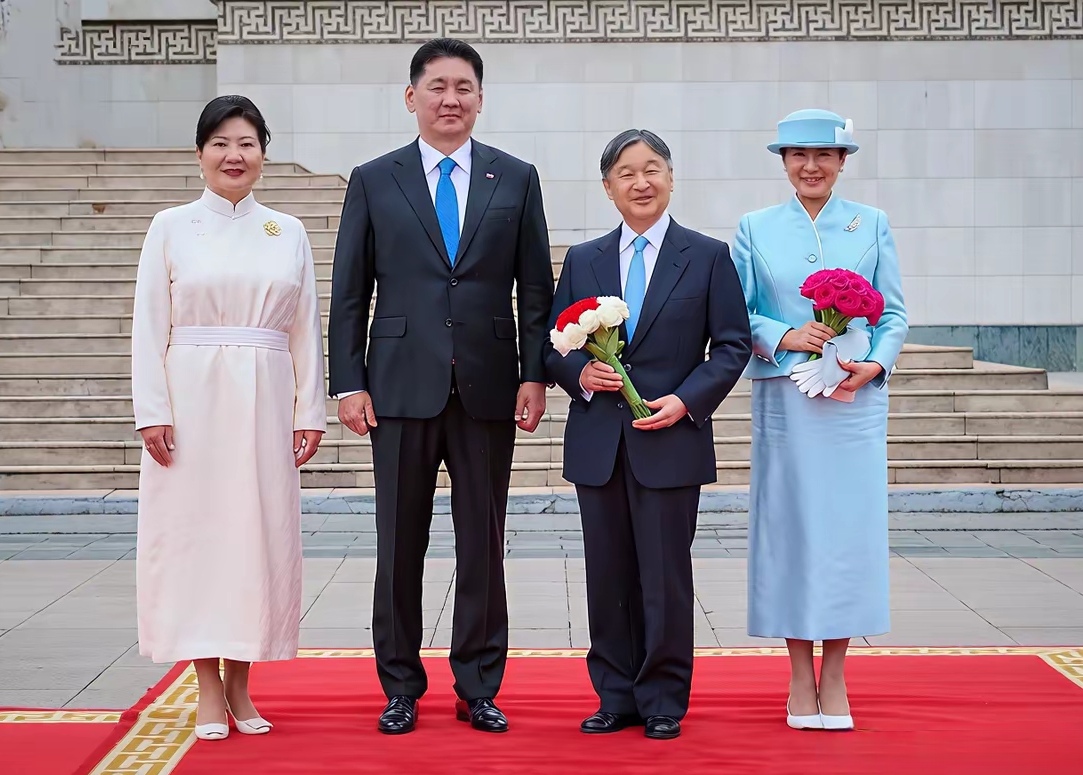 虽然相比于蒙古国总统，日本的德仁天皇明显矮了一个头，但相比于日本历代天皇，德仁已经算是个“高个子”天皇了。
睦仁天皇，也就是推动日本搞“明治维新”的那位，他的身高据说是163cm，这还是被人为抬高过的