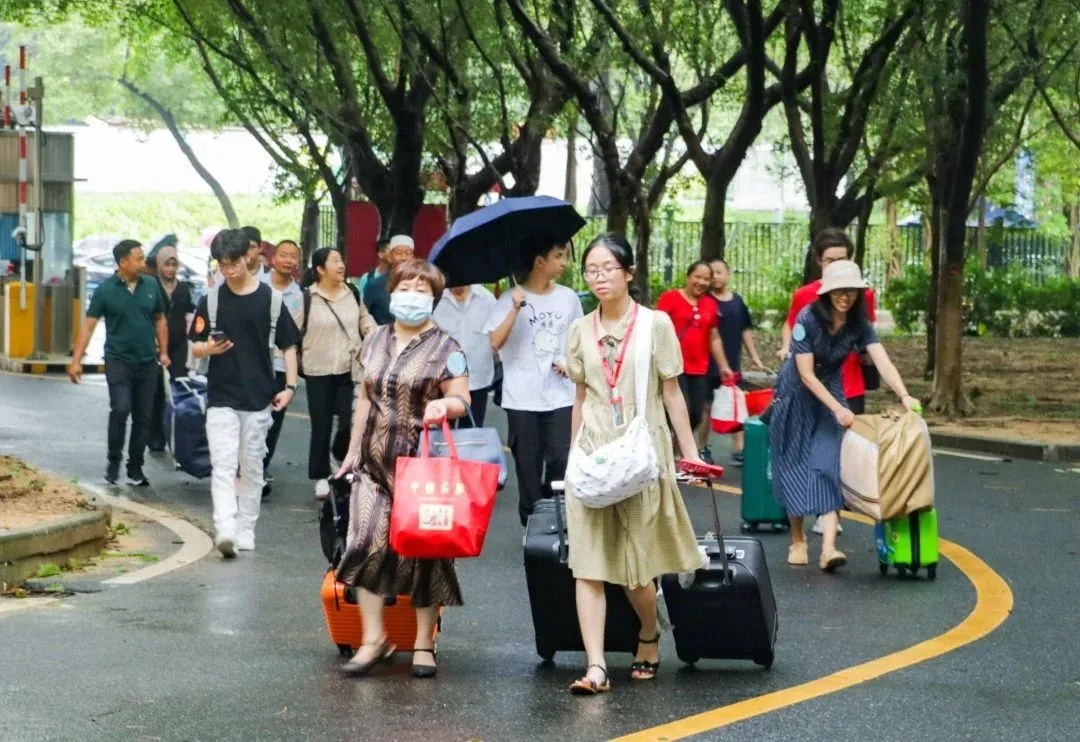 2025年硕士研究生考试政治题不是难，是同学你把肖老师的辅导材料当真题的心理期望太强烈。其实肖老师已经很厉害了，以前他都压对很多关键点，但是肖老师毕竟不是出题老师，如果年年都压中了，那才不正常。
政治