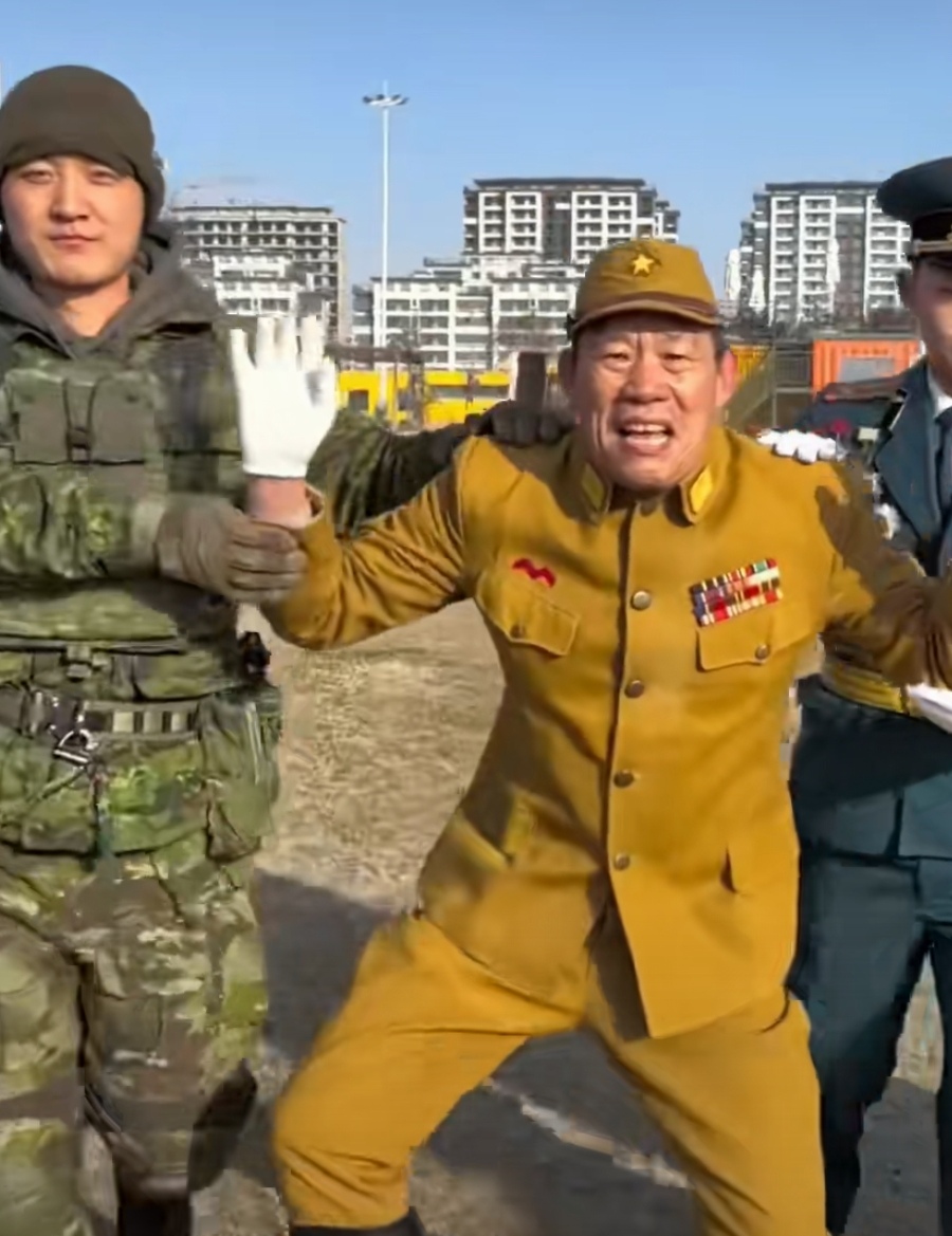 都2025年了，还有人抢银行，奇葩的是，他竟然靠一把刀还得手了！
只是这位嫌疑人的智商确实不在线，犯事后他竟跑到内地来躲藏，那无异于是来验证内地公安的破案效率。
6月2日在香港抢了银行，6月3日人就在