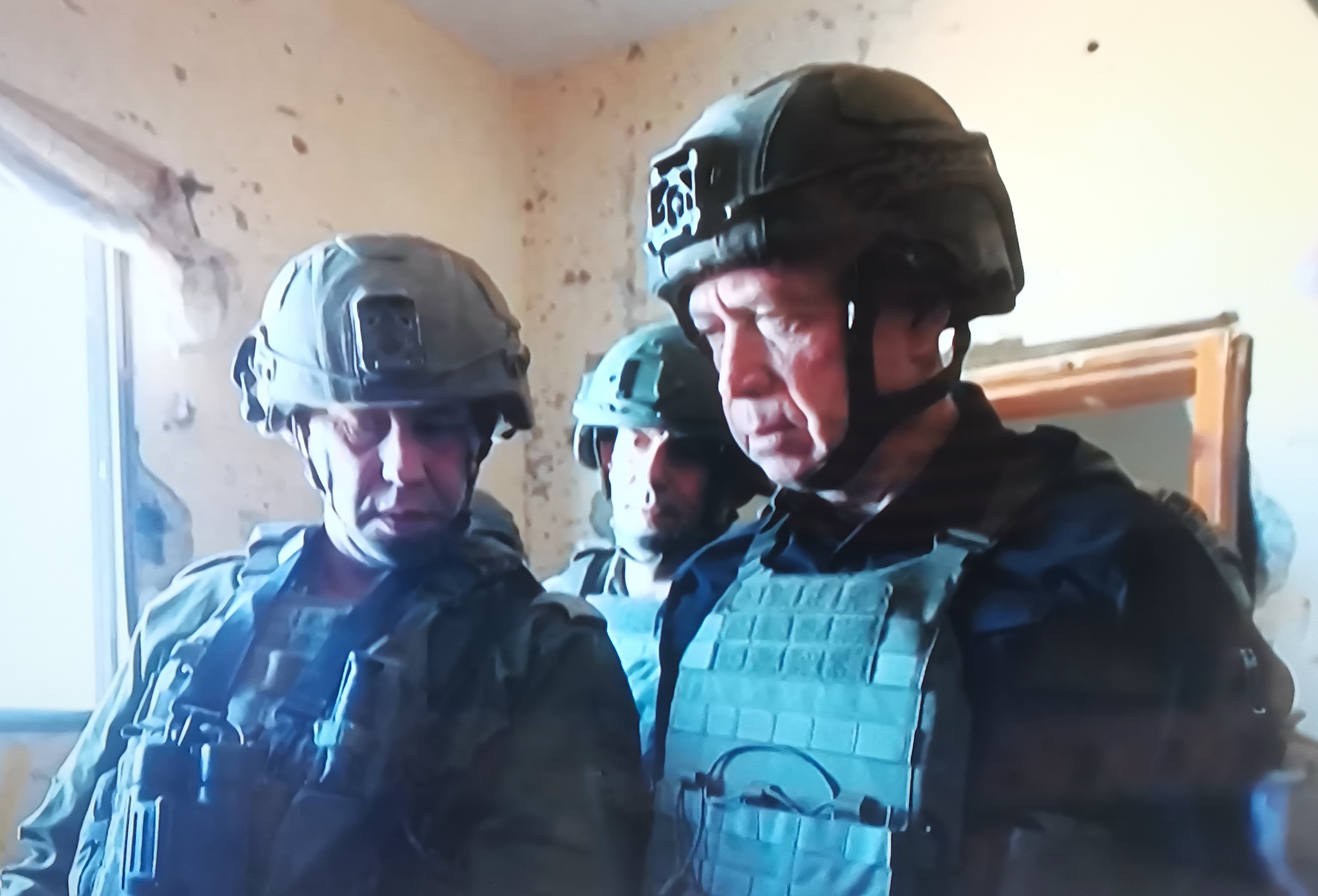 以色列内部开始分裂爆发了！就在以军还在加沙和黎巴嫩多线作战之际，以色列国防部长加兰特被内塔解除职务。
内塔和加兰特在征兵和加沙停火上分歧很大，前几天内塔还叫停了加兰特访问美国的安排，因为老拜对内塔也很