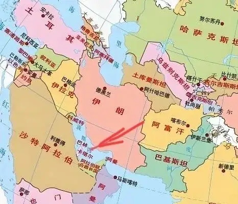 卡塔尔这个国家，真的是巴掌大小，虽然只有1.15万平方公里的面积，和咱们的山东青岛大小接近，比现在印巴争得你死我活的克什米尔谷地还小了近4000平方公里，但卡塔尔在中东的影响力，绝对不比伊朗弱多少。
