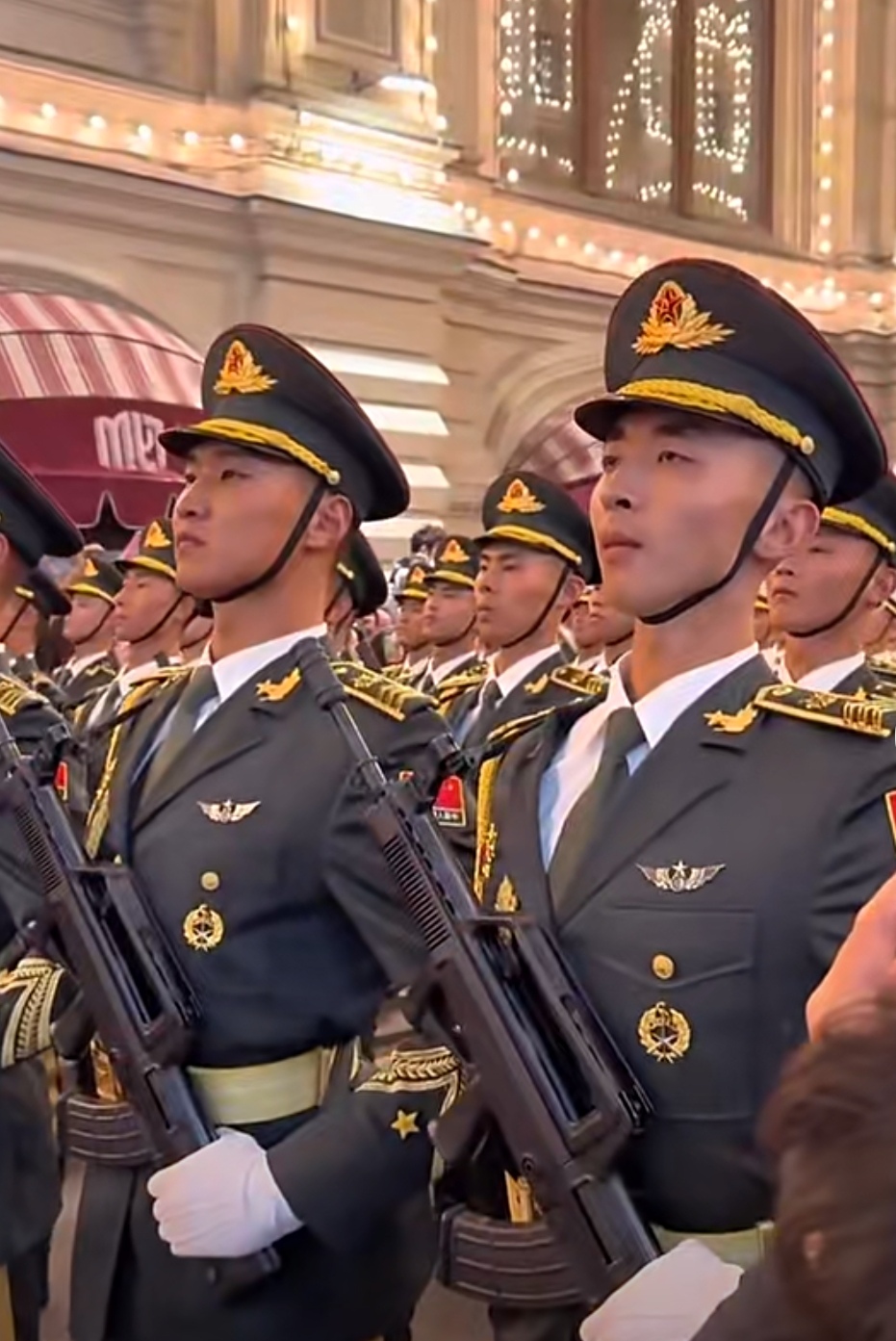 在10年前举办的那场抗战胜利70周年阅兵活动中，应邀出席活动的外国元首有俄罗斯普京、韩国朴槿惠、白俄卢卡申科、巴铁、南非祖马、埃及塞西、越南张晋创等20多国元首。而西方国家中，只有捷克总统泽曼出席。
