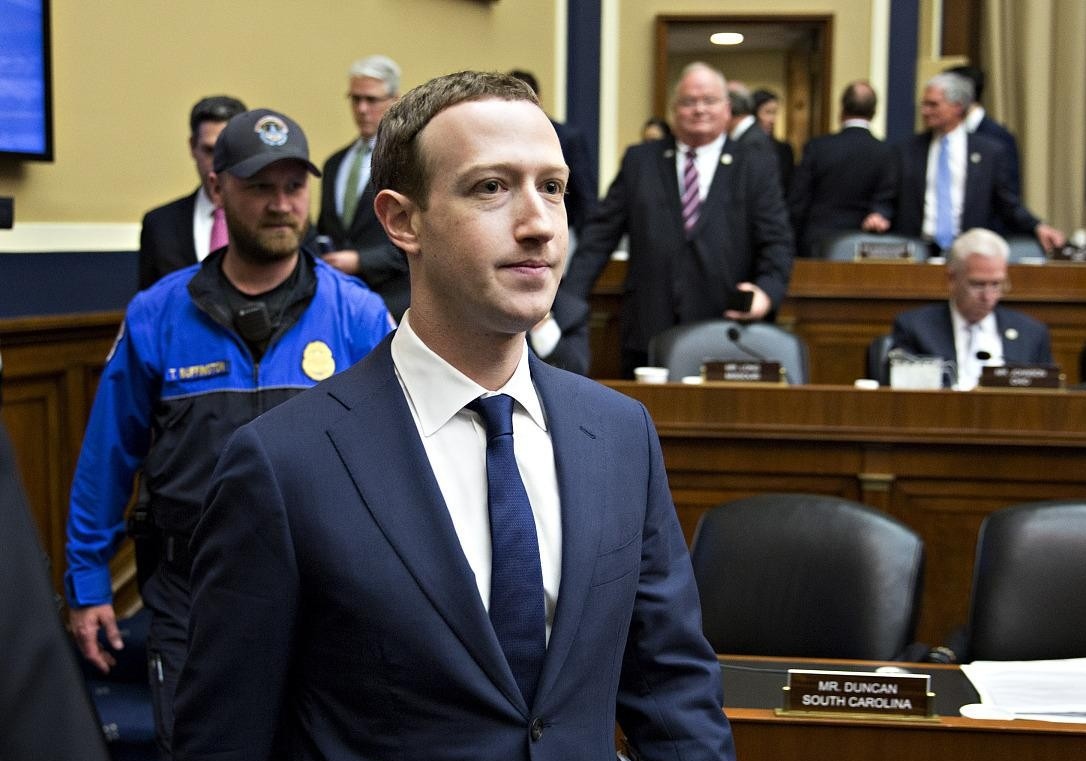 特朗普还没到白宫上班，他的海湖庄园已经是车水马龙、门庭若市。
近日特朗普的家里又迎来一位特殊的客人，他曾经到白宫和老特一起吃过晚饭，还夸特朗普是个很棒的总统；他也曾是特朗普最痛恨的人物之一，并发誓要把