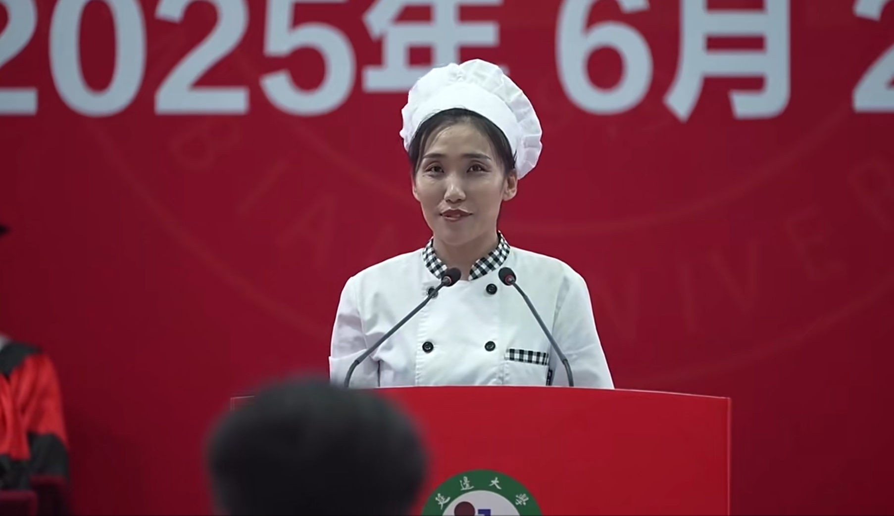 她的发言，你就说有没有让你刹那间有眼圈泛红的感觉吧！
真不愧是在大学校园中工作的人啊，即使是食堂做饭的“阿姨”，也是条理清晰，出口成章。
突然间明白了近朱者赤近墨者黑，原来也可以这样理解。
这位延边大