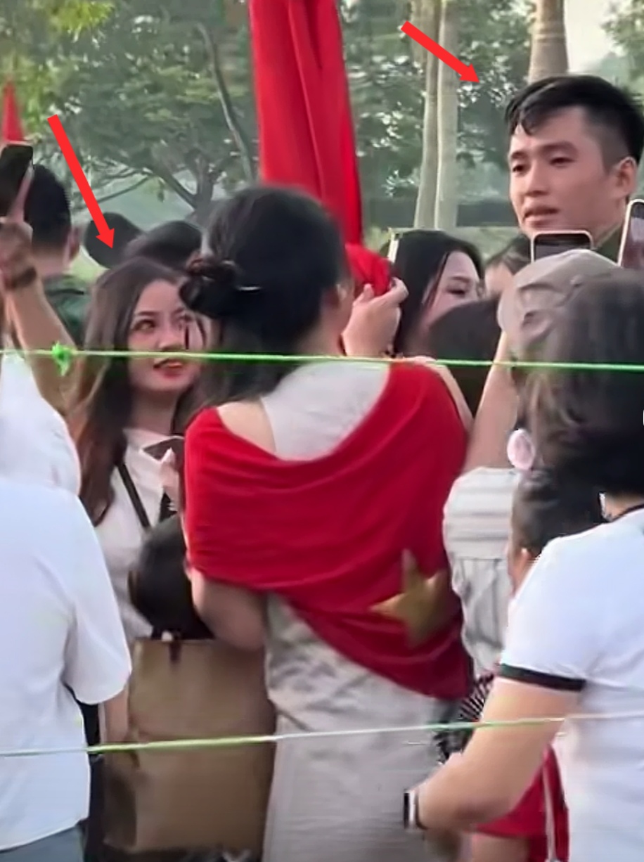 以前一直以为只有男生会犯花痴，见了漂亮的女生就会流哈喇子，没想到越南女生见过帅哥更“花痴”，而且是非常疯狂的那种。
今年4月底咱们的仪仗司礼官兵曾经应邀访问越南，一下子在越南国内就搅起了一阵绿旋风，咱