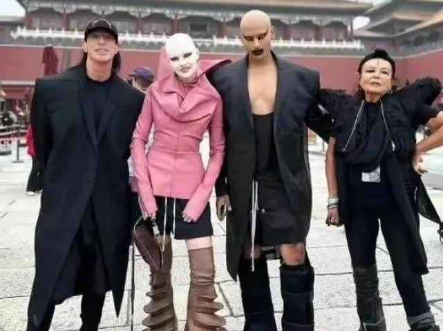 故宫被这几个”人“投诉了，据说还是外国的什么名人，投诉的原因是故宫的工作人员不让它们进去参观。
小伙伴们说说图中这是人是妖？要我说不让进已经算是客气的，没找悟空过来降妖已经算是大度了。故宫这地，在过去