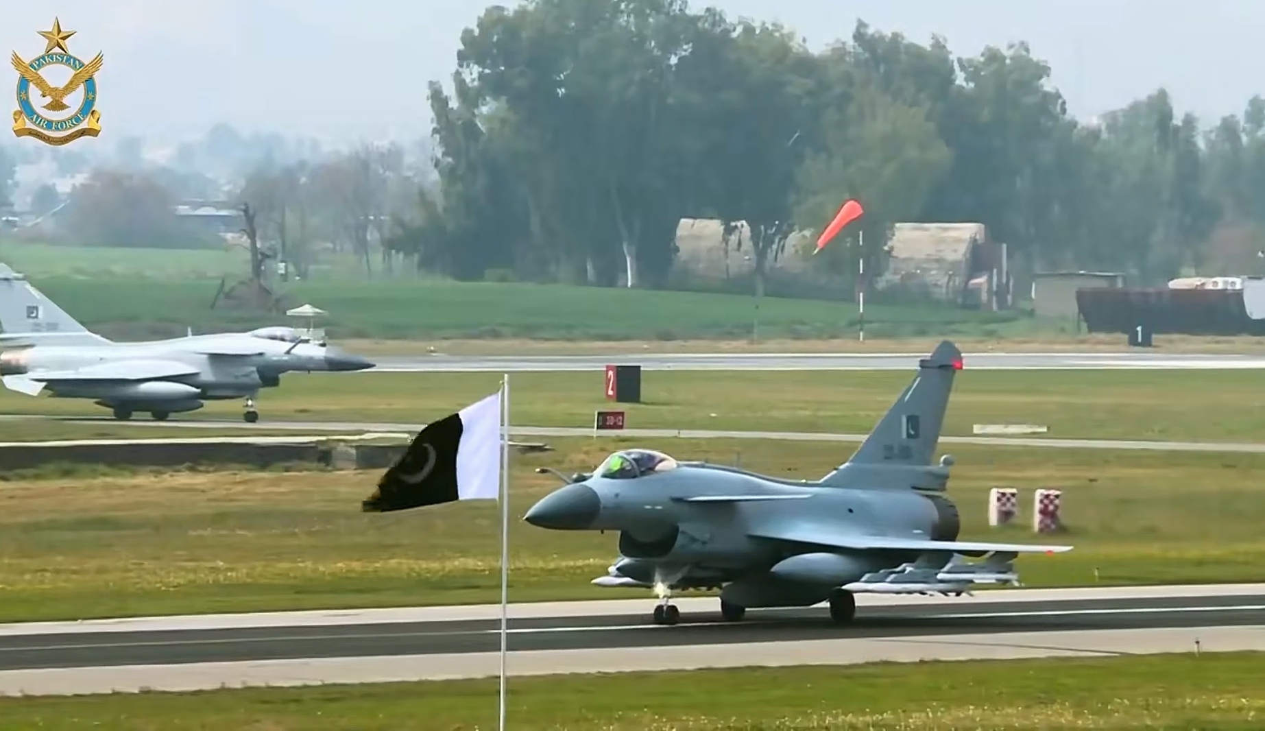 枭龙战斗机（JF-17）虽然名义上是中巴联合研制，实际上他和歼-10C、歼20等一样，都是成飞的亲儿子，龙字辈，只是这个亲儿子双方家长早早说好了，出生后过继给“巴王爷”。
在枭龙研发的过程中，巴基斯坦