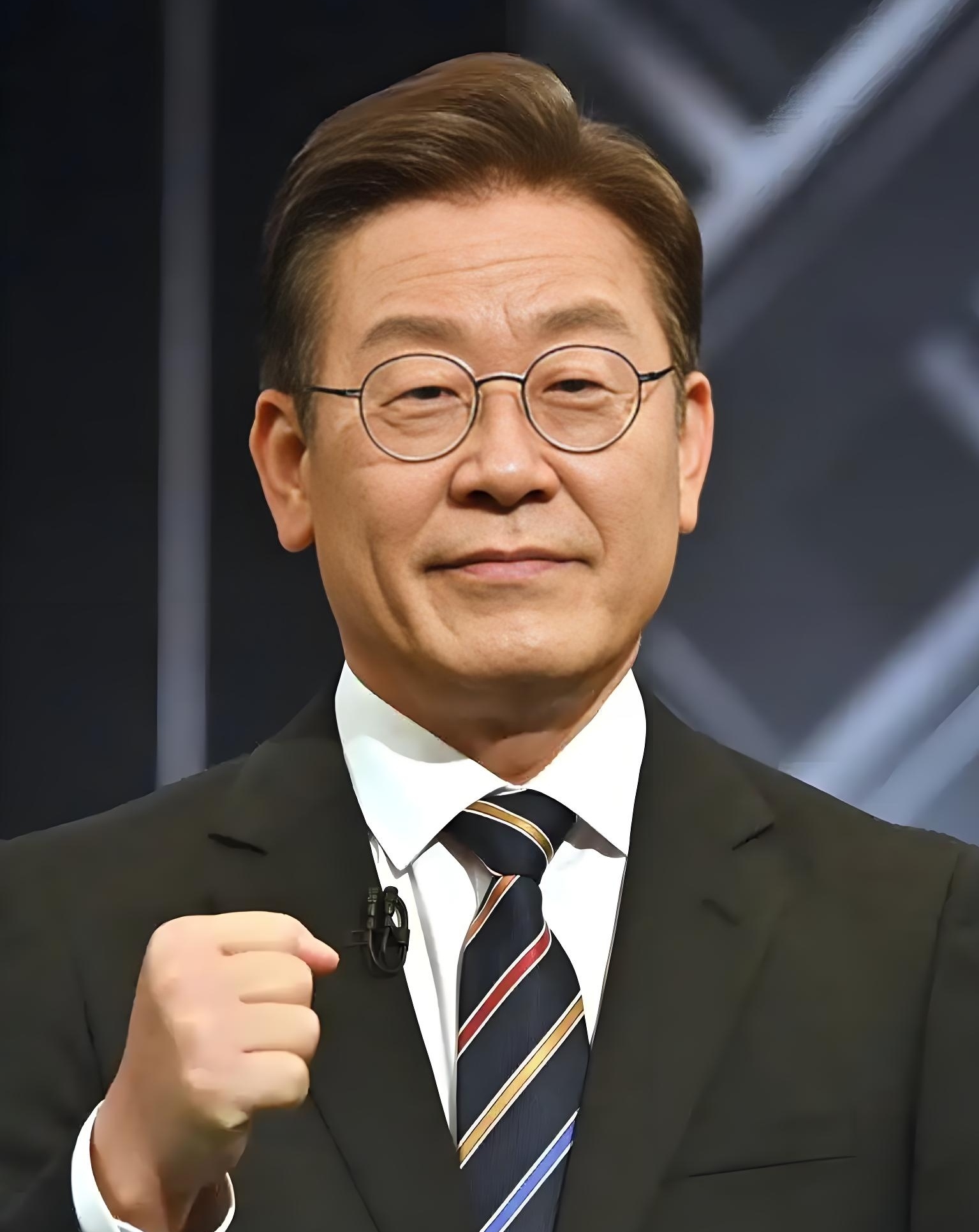 毫无悬念，李在明顺利当选韩国第21届总统，这位韩国政坛狠角色，终于实现了自己的青瓦台政治夙愿。
自从三年多以前，李在明以微小差距输给尹锡悦之后，李在明就一直与尹锡悦在角力。
从绝食抗议19天，到脖子被