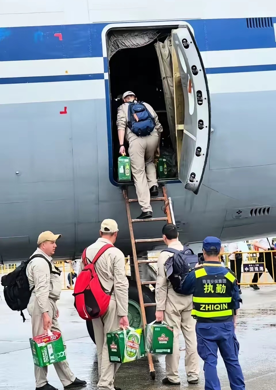 俄罗斯飞行员参加完珠海航展后，每人提两箱青岛啤酒回家，看来在俄国，除了伏特加酒实惠点外，啤酒连飞行员都觉得本国太贵。
不过这些人参加的是珠海航展，手里却提的是青岛啤酒，这让珠江啤酒太没面子啦，估计周一