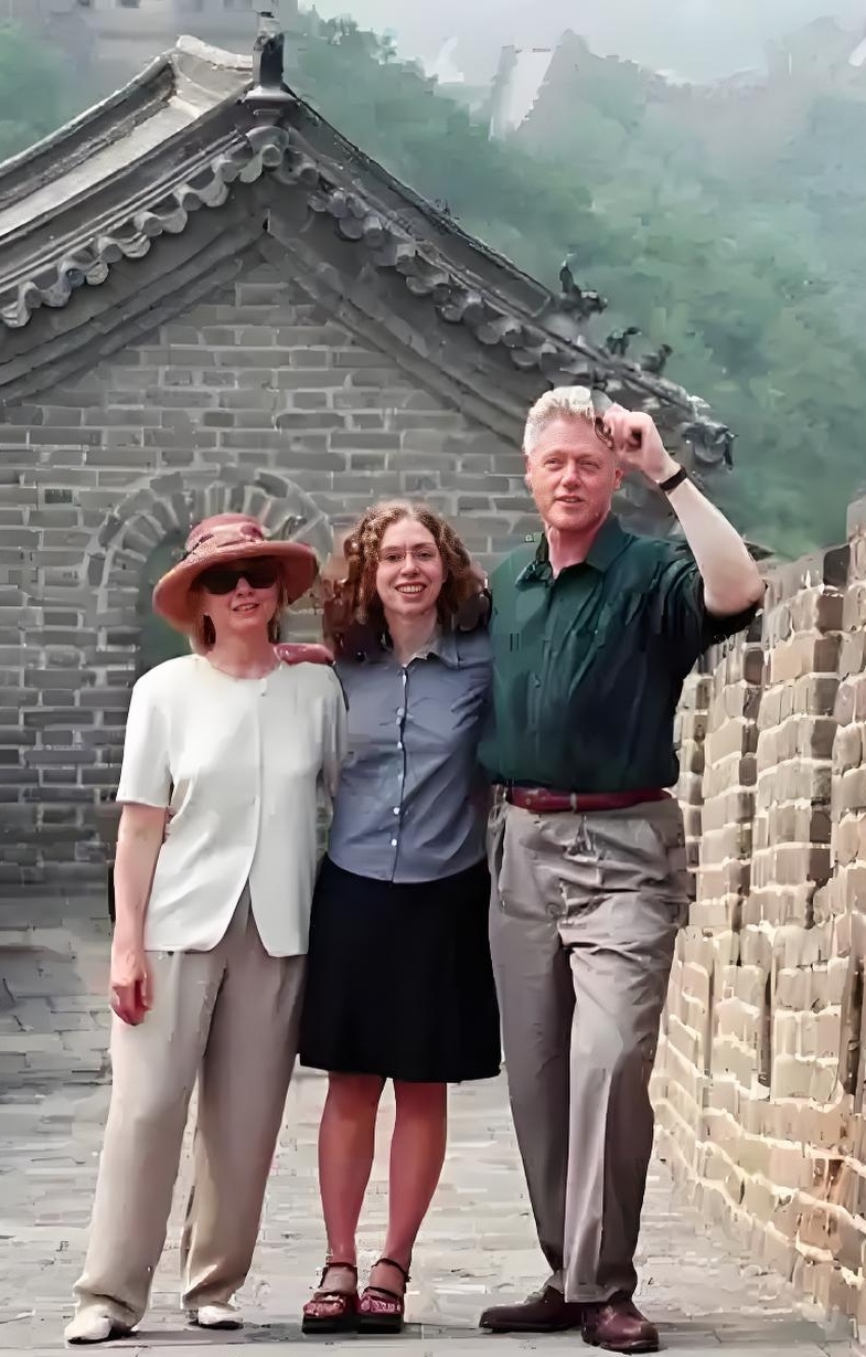 克林顿夫妇有一天开车去旅游，正好车没油了去加油。
然而克林顿却发现，自己的老婆希拉里和一个加油站员工聊得很热络。于是克林顿问希拉里，“那人是谁啊！”
希拉里有点神伤地说：他是我的初恋。
克林顿这时酸醋