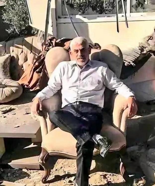 他死的确实像个勇士，尽管这个人的争议很大，但不可否认，他的战斗意志和信念值得敬佩，他就是哈马斯刚被打死的领导——辛瓦尔。
难民营出生，战火中长大，三次入狱，蹲了近20年以色列的大狱，也做了两个多月的哈