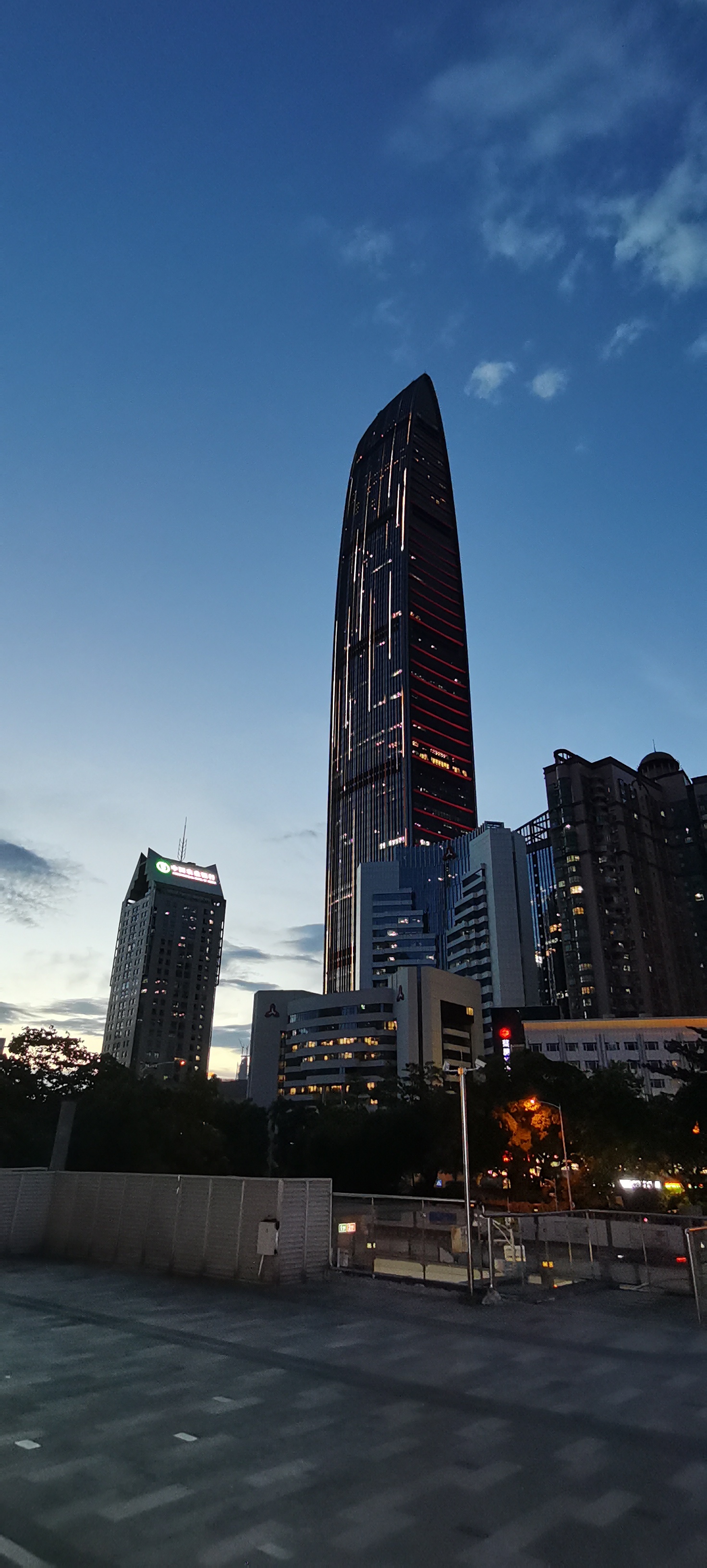 这些土豪，个个都是人中龙凤，却全都栽在了恒大许老板真不愧是土豪屠夫！
苏宁老板张近东，2017年被许家印一顿忽悠猛如虎，迷迷瞪瞪地就投了恒大200亿。
四年后，张老板那能装满一火车的200亿，就只换到