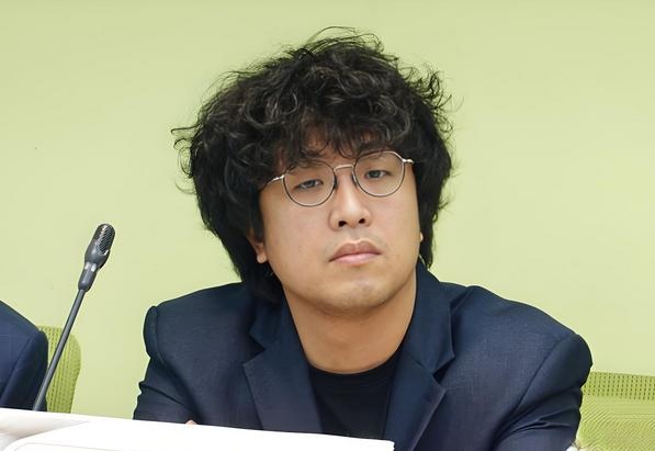 这位就是拿美国人的支助、被称为美国在台“间谍”的沈伯洋，他的老爸叫沈土城。
沈土城开了一家叫“兆亿有限公司”的企业，常年与福建、广东、浙江等省市的企业有贸易往来，该公司还曾来广州参加过广交会。
妥妥的