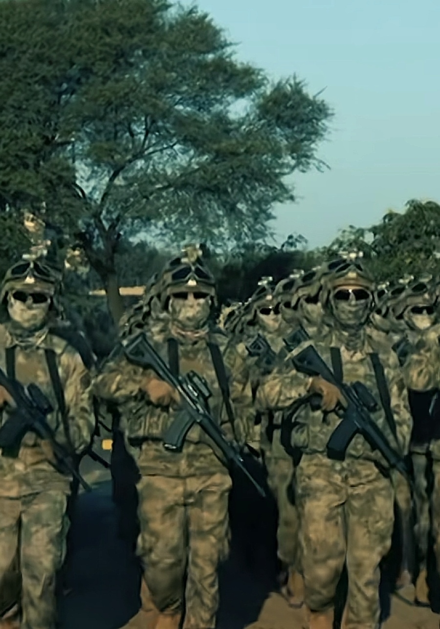 中巴“勇士-8”反恐联合演习已经开始数天了，东大这边派去了三百多官兵，也就是一个合成营的规模。不过有的网友却吐槽说，怎么去这么一点人，应该多去些人才对！
天哪，一个合成营还不够吗？咱这是去反恐演习，不