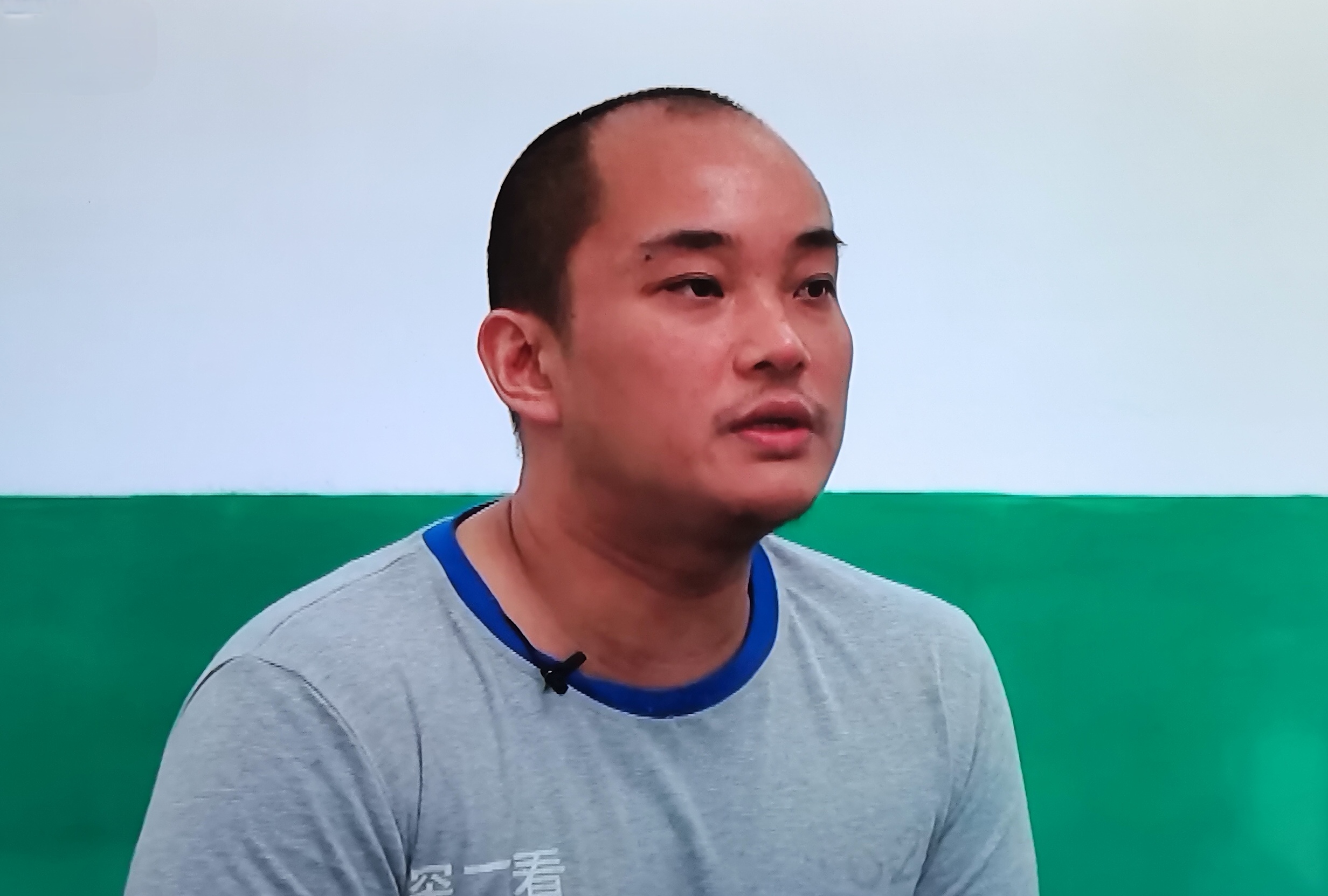 曾经有多张狂，今日就有多老实！
2022年11月26日，缅北果敢民兵大队长、苍胜科技园老板白应苍，用电诈所得的部分钱款，为自己举办了一个隆重的30岁生日派。
彼时的白应苍西装革履、香车美女、明星贺寿、