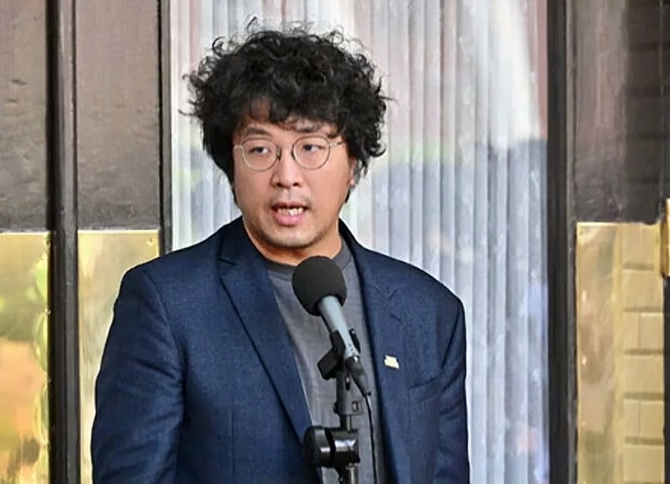 原来以为这货怎么也算是一块顽石，没想到他就是一个绣花沙包，这个“蛙”就是最新被咱列入黑名单的绿蛙——沈伯洋。
虽然这货在大陆没什么名气，但在蛙岛却很牛掰，还创立了个所谓的黑熊学院。然而当他被列入黑名单