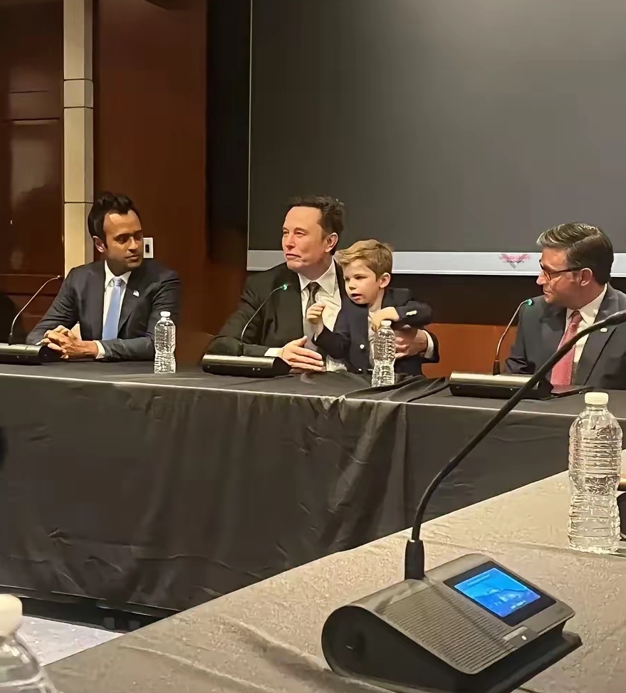 这个小马真会投胎，他一生下来就骑在了巨人的肩膀上，逗他玩的不是总统就是土豪，最牛的是人家三四岁时，就已经参与地球上最高端的会议。
小马这样的起点，是大多数地球人都无法企及的终点！