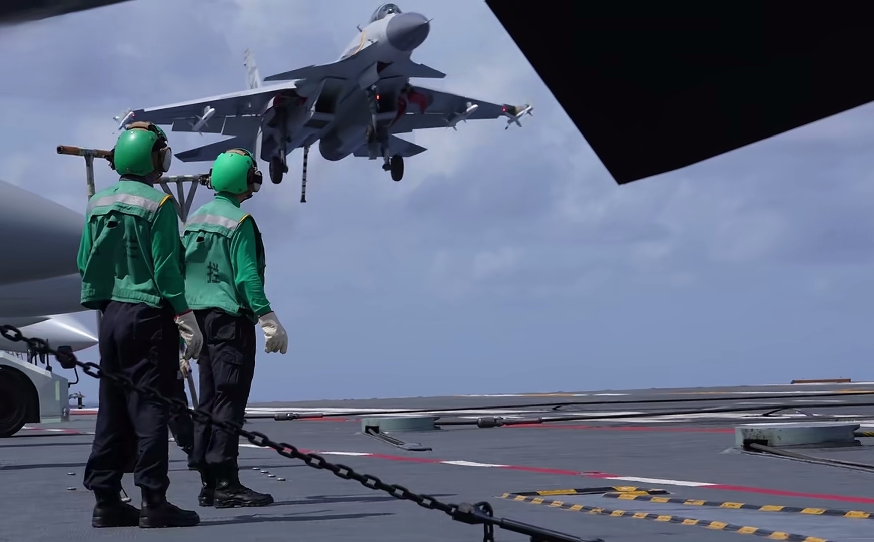 太帅了，太震撼了，中式双航母霸气亮相！！
这次解雇了总是偷拍中国航母的“御用摄像师”日本海自摄影队，咱自己大大方方来张幸福照。
辽宁舰加山东舰，旁边还有3艘055大驱，5艘052D，连054A这种牛掰