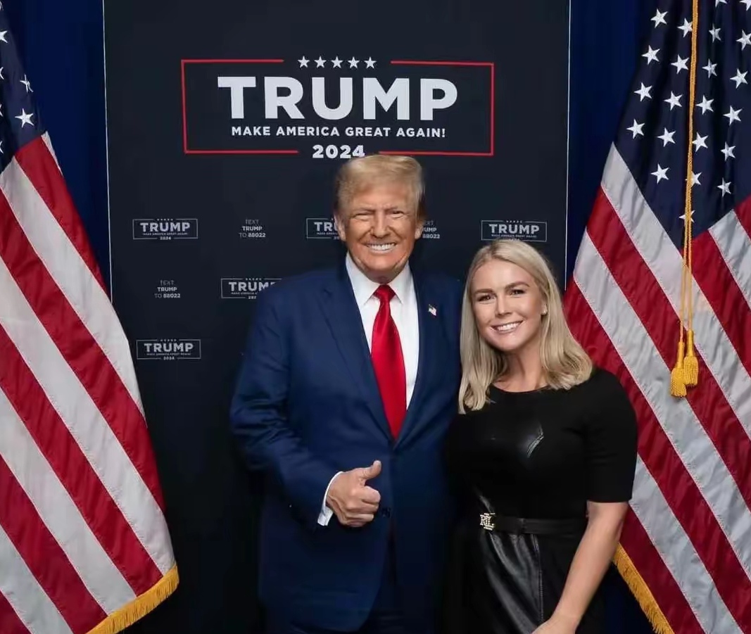 特朗普虽然78岁高龄，但年龄并不妨碍老特对美好事物的追求，包括对身边工作人员的选择。一生风流的老特，他的审美智商绝对是一流在线。
近日特朗普宣布，27岁的卡罗琳·利维特为白宫新闻发言人，这位美女的颜值