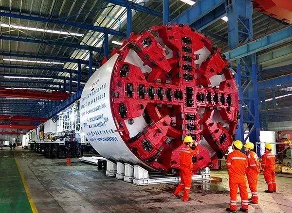 印度本想揩油北方邻国，如今却被邻国成功扼喉。
2018年那时，中印关系还算不错，当时不少的中国企业也奔赴印度投资。彼时印度孟买建地铁，需要购买18台盾构机进行基建，于是找中企购买了8台盾构机，另外10