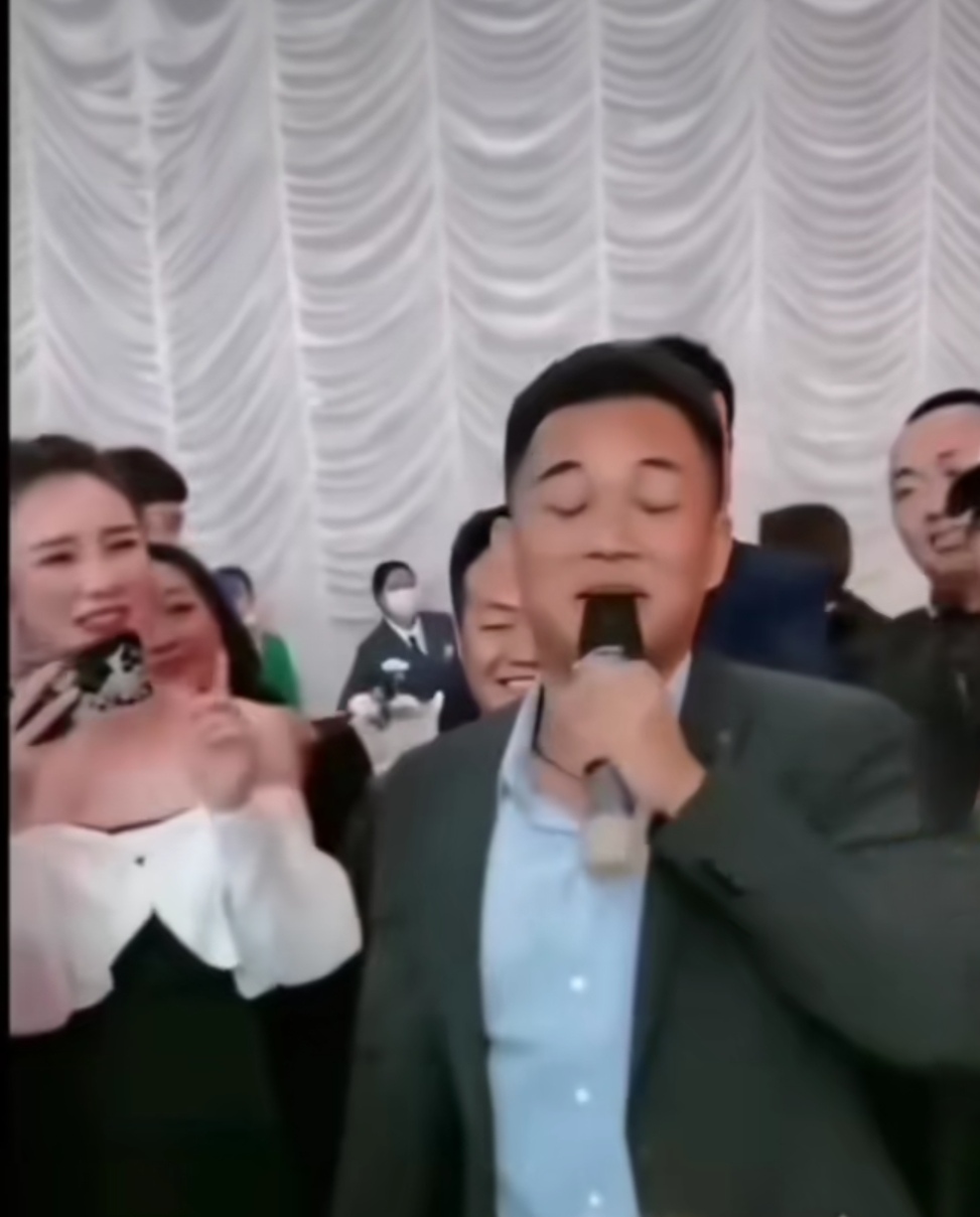 “不管是刘家多有钱，魏家多有权，但在缅北果敢，大家都认我们白家。”
这是白应苍对自己家族在缅甸果敢地区影响力的一句真实评价，而作为白所成的幼子，白二从小就是在谄媚和奉承的环境中长大。
加上白应苍才二十