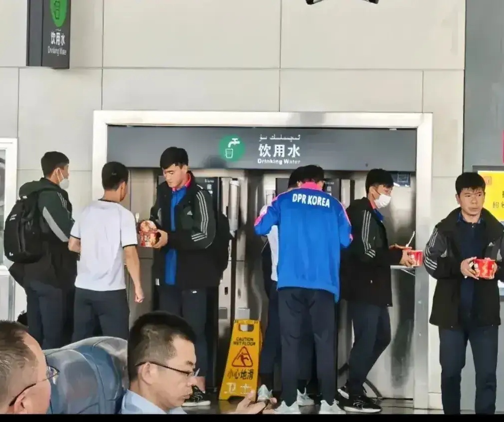 朝鲜国足对阵吉尔吉斯坦后，回朝途中在乌鲁木齐转机，朝鲜队员们饿了就在机场接热水泡方便面吃，本来这是人家朝鲜队的事，可咱男足又成了网友吐槽的背景板。
- 男足：他们泡面里全是虫草！
- 男足：他们咋不吃