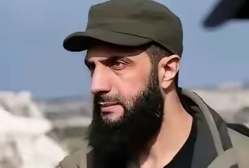 这是要大权独揽的节奏啊，可是这样的结果很可能最终让叙利亚成了第二个利比亚。
叙利亚实控人朱拉尼近日表示，“（叙国）所有派别将被解散，武装人员将统一归属叙利亚国防部并被依法管理”。
这话听着耳熟啊，好像