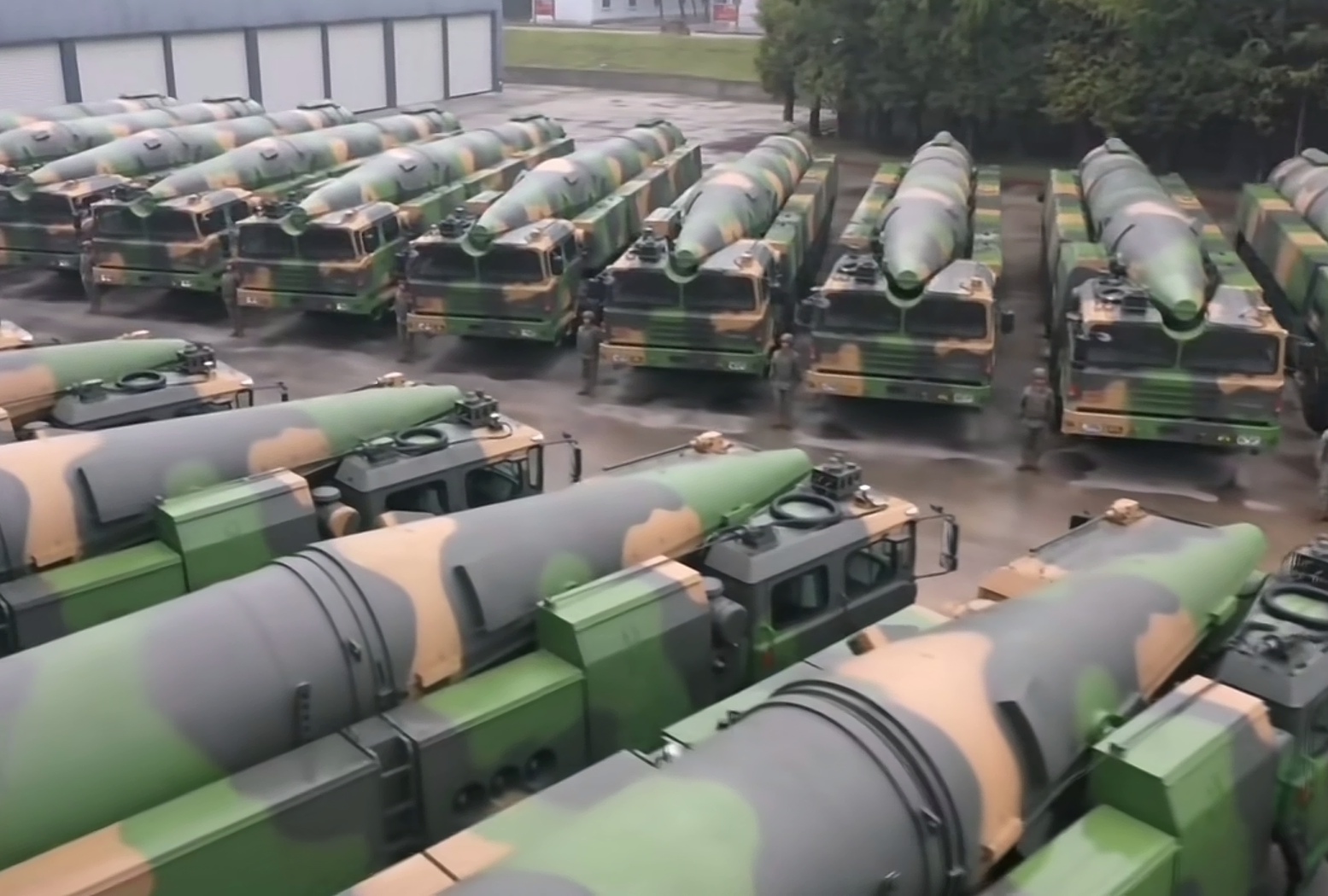 咱们有多少核蛋蛋，估计真正知道具体数目的人不超过3个，但美国人却隔三差五的就给咱盘库存。
三年前，老美说咱们的核蛋蛋只有350枚，不足为惧，可是自从去年胡某进说，咱们的核蛋蛋必须超过1000枚后，美国