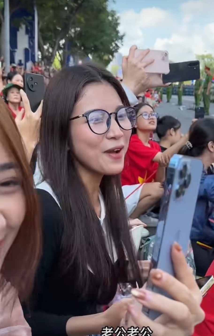 咱们的仪仗司礼大队到越南胡志明市去给他们的阅兵活动烘托一下气氛，没想到却惹出“麻烦”来了。
因为热情奔放的越南女生被咱们的这些帅气小伙子给惊艳到了，她们在网上叫嚷着：“解放军太帅了，不能让他们回去”，