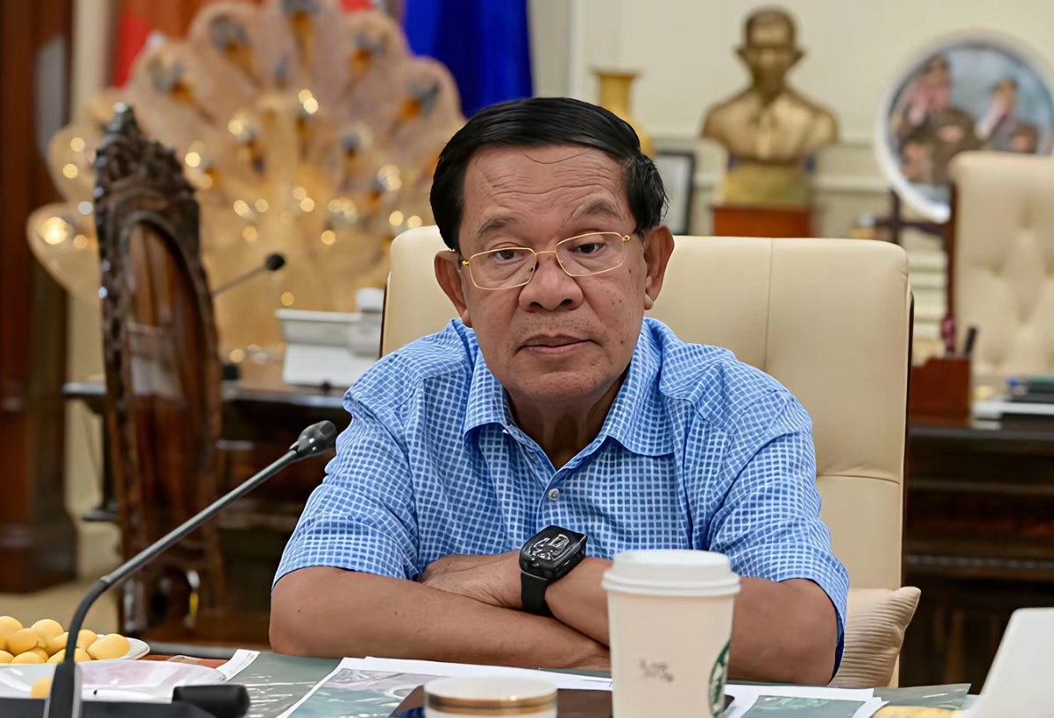 柬埔寨前首相洪森是出了名的喜欢奢华，尤其是对名表的追求，简直是到了极致！
洪森佩戴的名表，价值通常都是上千万，有的名表还是限量版，所以洪森在柬埔寨除了“亲王”称谓外，还有个“表王”的称号。
当然老洪的