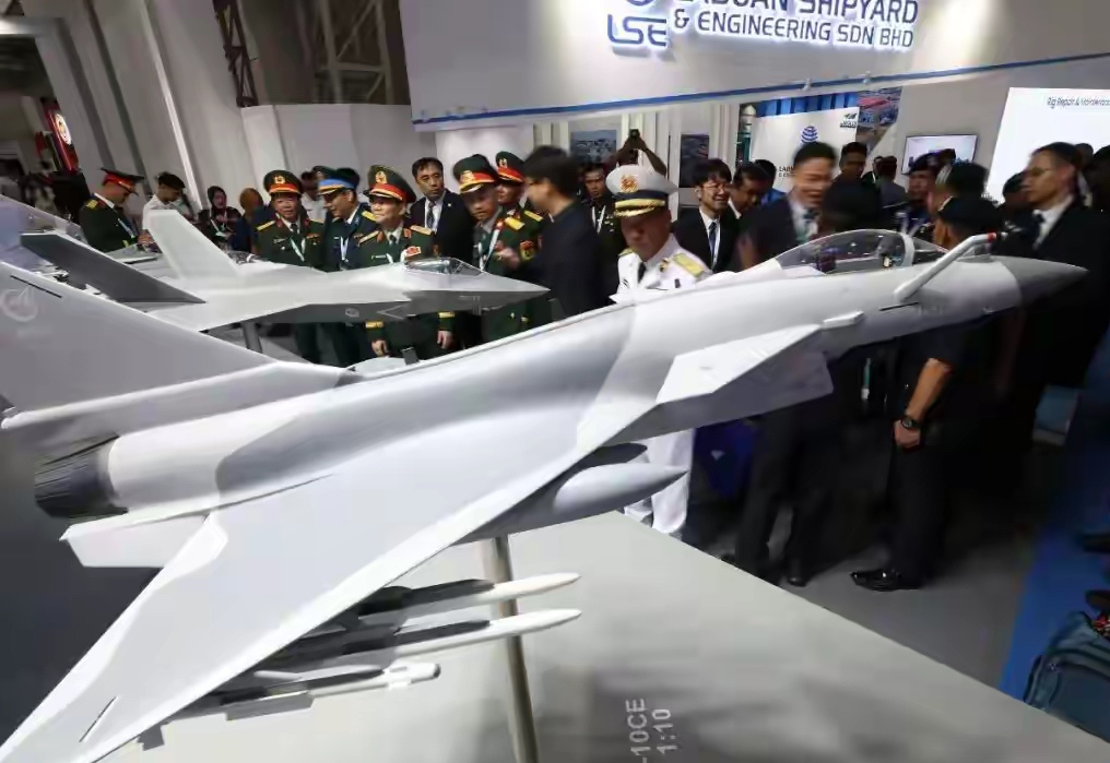 以色列袭击伊朗时出动了包括F35、F16、F15等共200多架战斗机，几乎是倾巢而出。
然而在成功袭击了伊朗几十处军事目标后，以色列空军的战机竟然没有一架被击落，可见伊朗的防空系统形同虚设。
假如伊朗