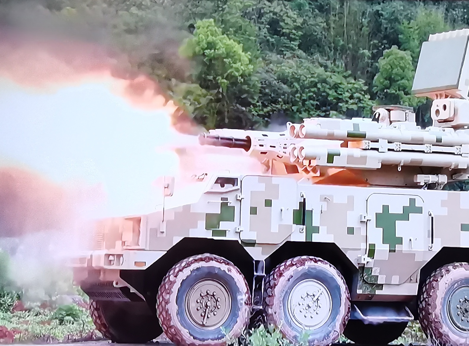 弯弯说对岸在海峡摆开了大阵仗要演习，但咱这边只做不说，到底有没有联合利剑C，不知道！
不过近期看了叙利亚的闪电崩溃，以及伊拉克萨达姆曾经的快速败亡，相信很多人都能得出一个结论，那就是要想让对方迅速垮台