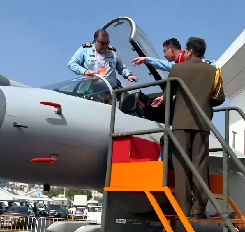 伊朗真的下决心要买中国战机了吗？
继伊朗空军司令瓦赫迪前来珠海航展参观，并亲自登上歼-10战机后，又传来消息说，伊朗要采购106架歼-10战机，这是不是真的？个人认为伊朗采购歼-10的可能性非常高，但