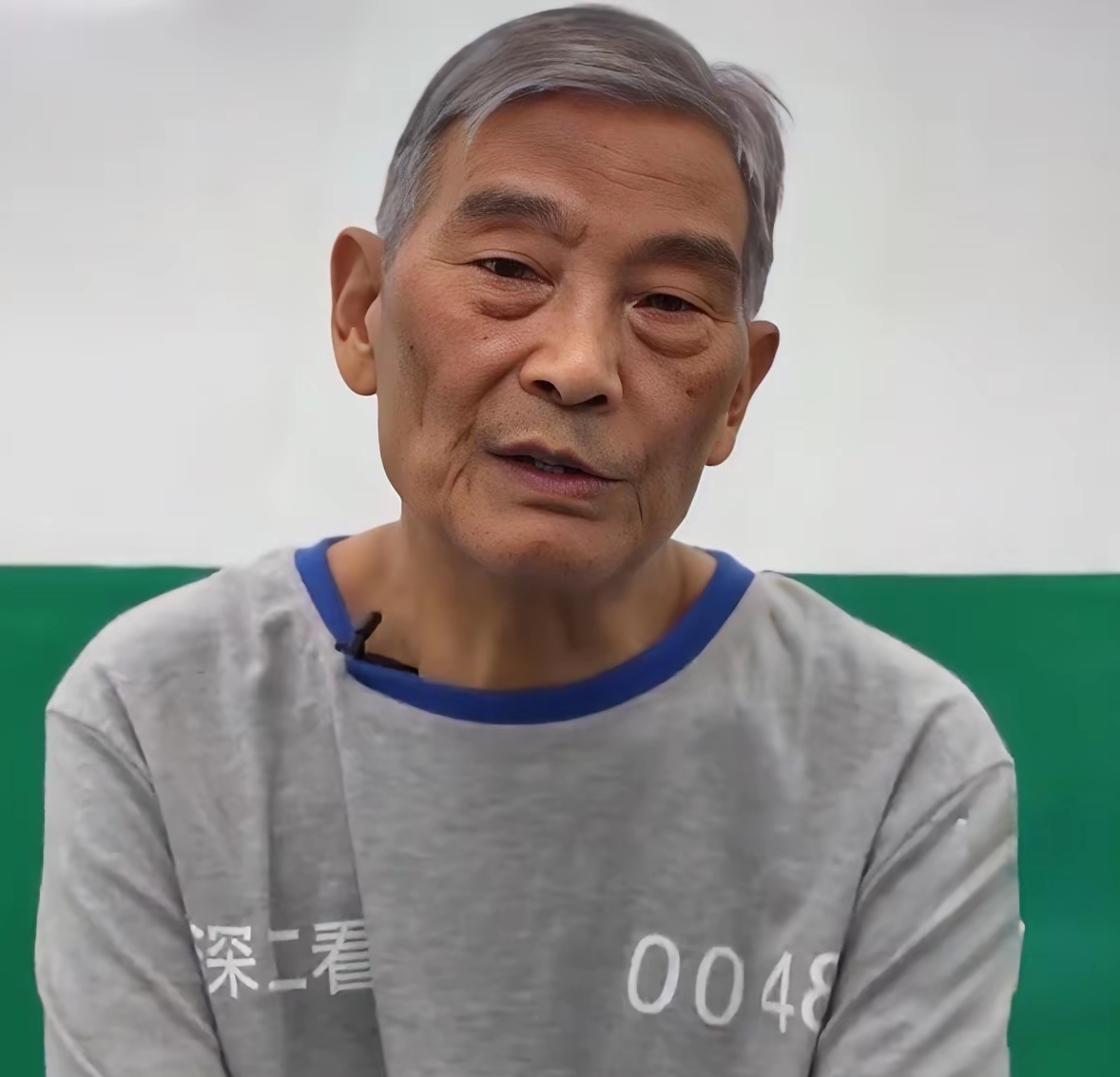 白所成在看守所里待了一年多，不但脸上肉变多了，连皮肤都似乎变白了不少。
在缅北果敢时，白所成那时比现在要年轻好几岁，且春风得意，但给人的印象却是一个干瘪黝黑行将就木的老头。
虽然白家那时有权有势，也电