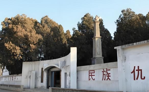在抗战僵持阶段，李云龙的团部驻扎在一个叫“赵家峪”的地方，而在这个村子里，李云龙认识了第一任夫人“秀芹”。
但结婚后还没和秀芹正式入洞房，山本就带着鬼子特工队“摸到”了。最终李云龙的独立团在那次偷袭中