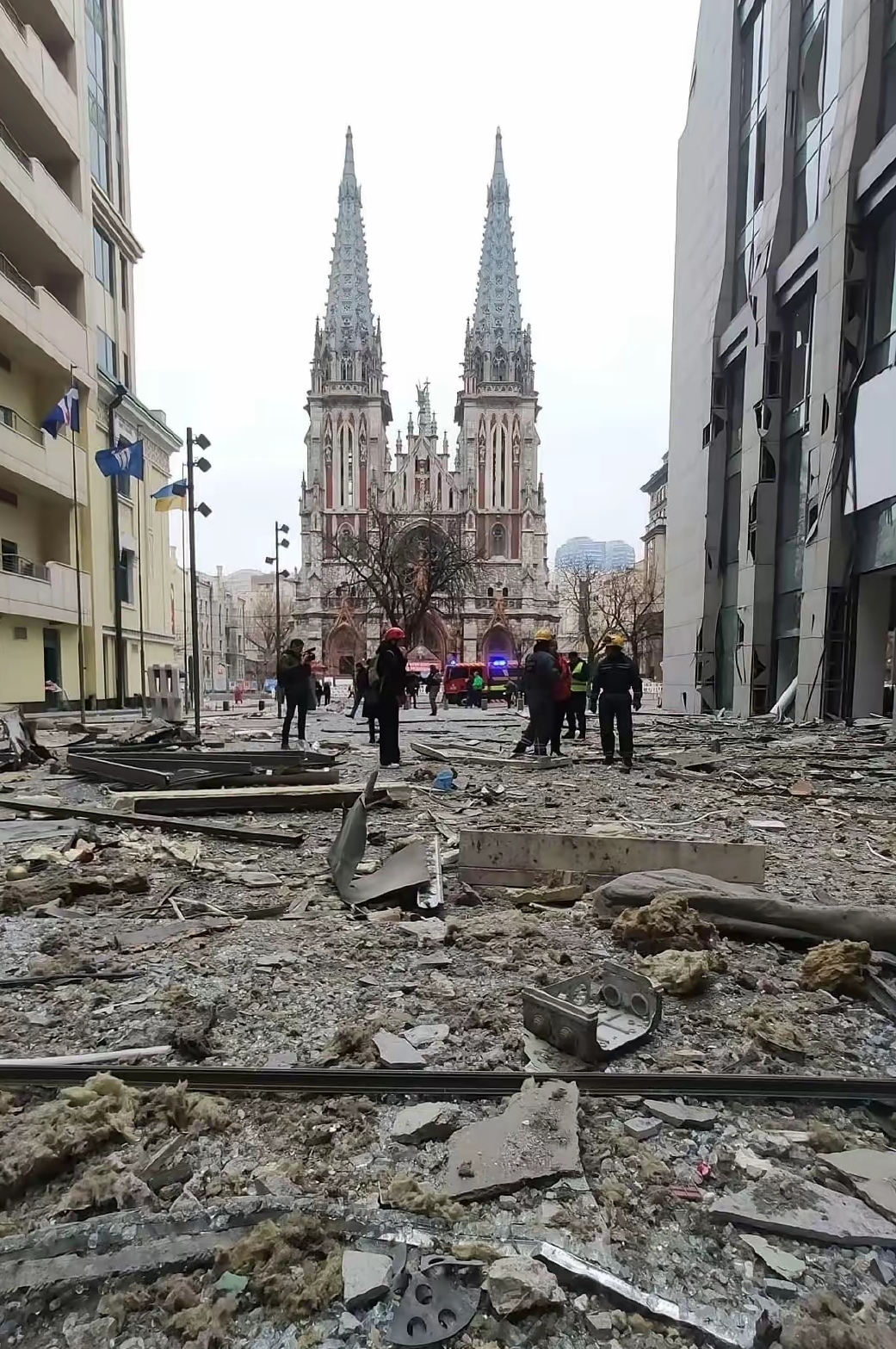 乌克兰乘一时之快，刺杀了人家的中将司令，结果就是导致乌克兰安全局控制中心、基辅卢奇设计局、“爱国者”导弹部署阵地等被俄罗斯导弹无人机集中摧毁，同时导致基辅670座居民楼供暖中断。
不管最终乌克兰是否能