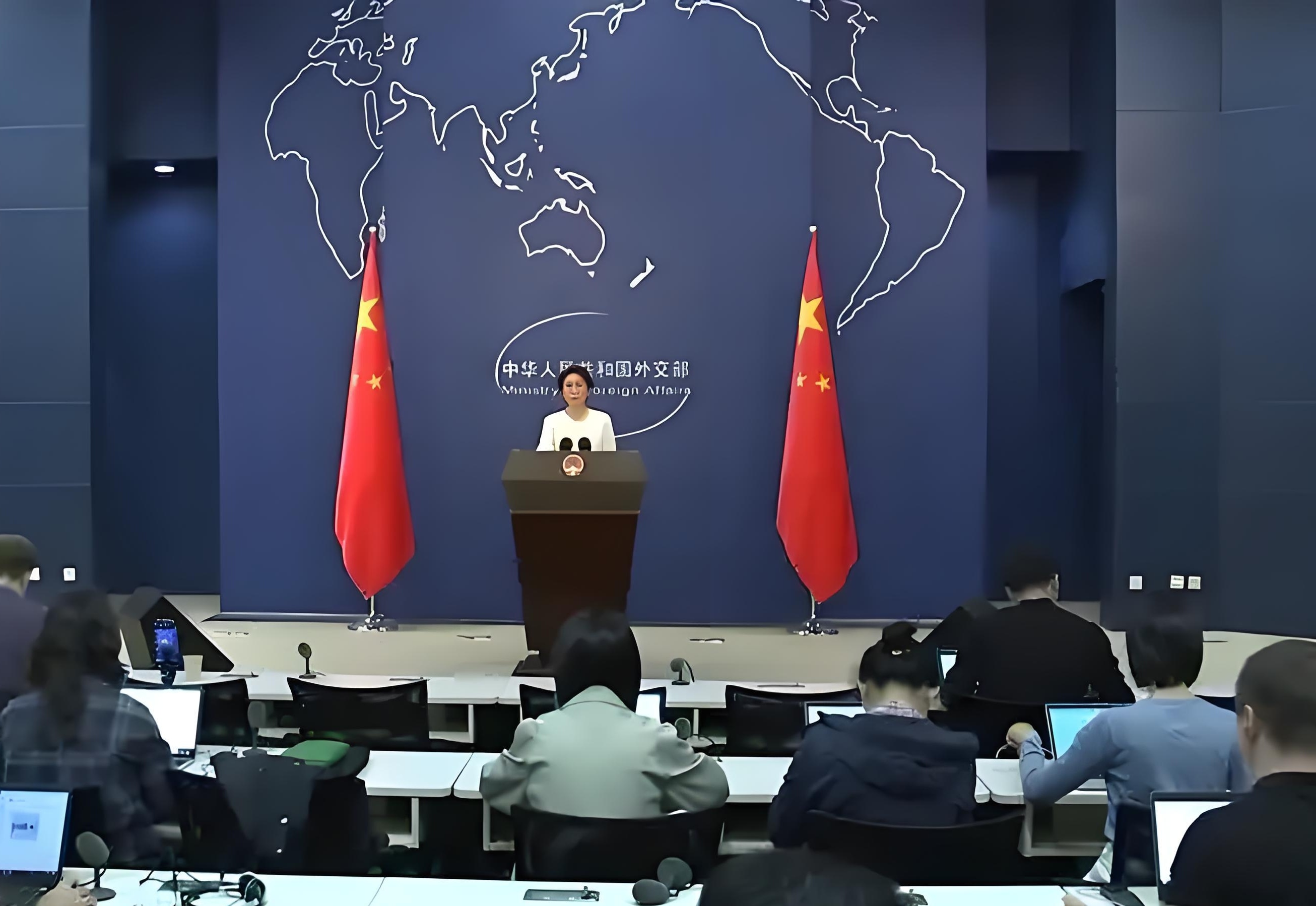 “强烈谴责！”这四个字在咱们国家的外交词汇中，已经算是相当严重的外交表态了。
比如6月13日以色列偷袭伊朗时，咱们的外交表态还只是“谴责”二字，而当美国袭击伊朗核设施时，外交语言就已经升级成了“强烈谴