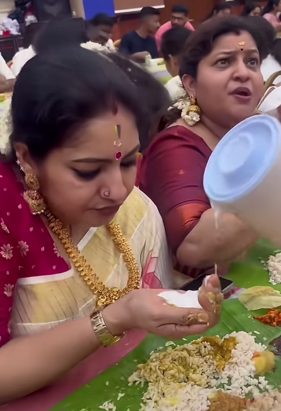 这样吃饭挺好，不分种姓高低，不会烫伤嘴巴，不能边吃边玩手机，吃完也不用刷碗洗盘子，绿色还环保，希望阿三们保持下去，只要不传入咱们国家就好！
只是替印度人可惜一件事，他们永远尝不到中国美味的火锅。