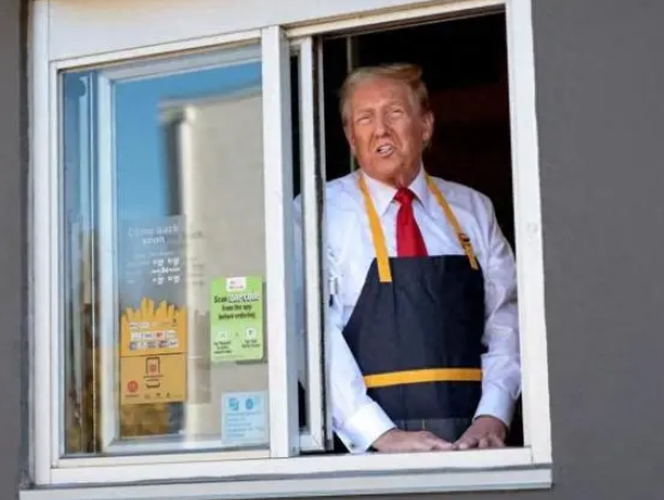 人靠衣服马靠鞍！你还别说，脱下西装带上围裙后，特朗普和国内普通保洁大爷还真有几分神似，如果去掉领带后，那就更像了。
不过，老特这只是在表演，为的是明年美国总统宝座，而保洁大爷们的工作，那是真的辛苦！
