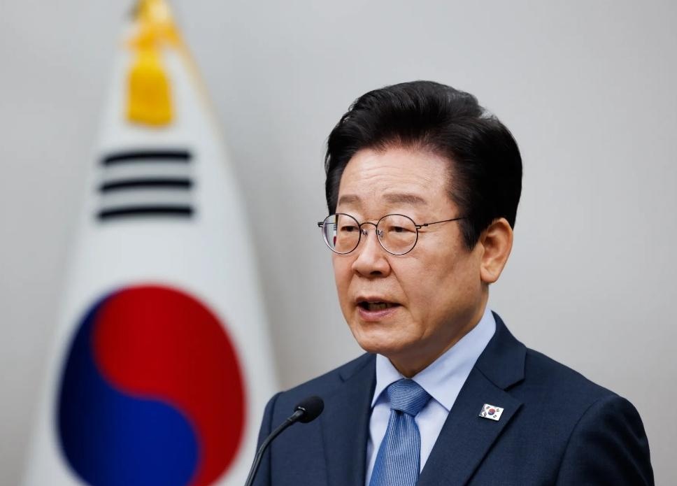 韩国总统候选人李在明确实是个狠角色，无论是对自己、还是对自己的对手，出手都相当狠！
2023年8年，为了抗议尹锡悦在日本排海核污水的软弱立场，李在明进行了为期19天的绝食活动，后来被送进医院后才结束绝
