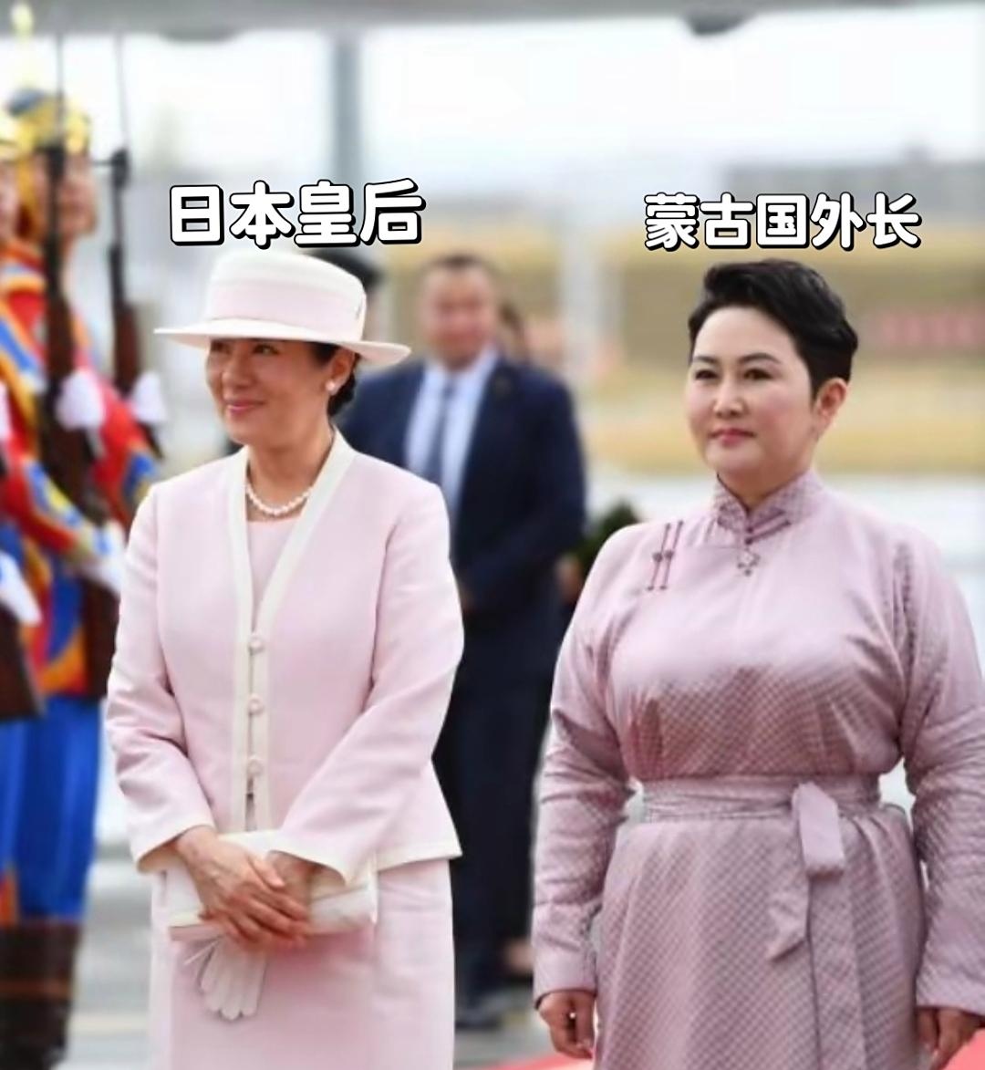 这两位一个长得壮硕威猛，一个长得苗条优雅；一个装高冷，一个装贤淑；一个像保镖，一个像小姐；一个似仆人，一个似管家。
瘦的曾经打过壮的，壮的也曾跪过瘦的。但因为他们心里都有鬼，于是就装模装样的站在了一起